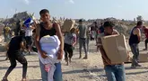 Para pengungsi Palestina membawa paket bantuan makanan dari yayasan yang didukung oleh Amerika Serikat (AS) yang berjanji untuk mendistribusikan bantuan kemanusiaan di Rafah Barat, Jalur Gaza selatan, 27 Mei 2025. (Foto oleh AFP)