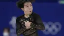 Yuma Kagiyama, dari Jepang, berkompetisi dalam program skate bebas putra selama acara figure skating di Olimpiade Musim Dingin 2022, di Beijing, Kamis (10/2/2022). (AP Photo/David J. Phillip)