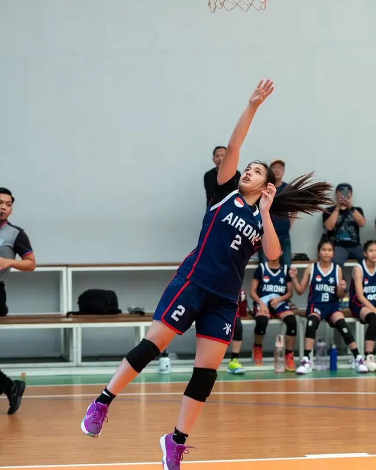 6 Potret Mikhayla Anak Nia Ramadhani Tanding Main Basket, Penuh Semangat