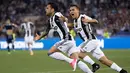 Bek Juventus, Dani Alves melakukan selebrasi usai mencetak gol ke gawang Lazio pada pertandingan Finla Coppa Italia di stadion Olimpico, Roma, (18/5). Juventus menang atas Lazio dengan skor 2-0. (Claudio Peri/ANSA viaAP)