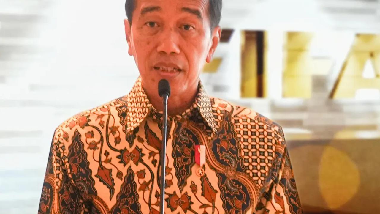 VIDEO: Jokowi Beri Tanda Kehormatan Bintang Jasa ke Presiden FIFA di Istana