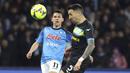 Pemain Napoli, Hirving Lozano berebut bola dengan pemain Lazio, Matias Vecino, pada laga Liga Italia di Stadion Diego Armando Maradona, Sabtu (4/3/2023). Hasil ini merupakan kekalahan kedua Napoli sepanjang Liga Italia musim 2022/2023. Sebelumnya, Napoli cuma kalah dari Inter Milan pada Januari lalu. (Alessandro Garofalo/LaPresse via AP)