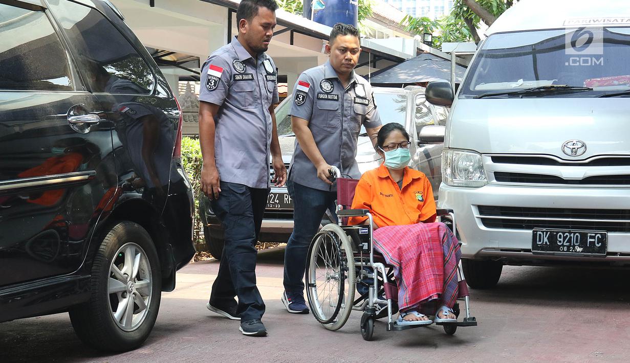 Tersangka HHY alias L  saat dihadirkan dalam rilis kasus narkoba di Polda Metro Jaya, Jakarta, Minggu (29/9/2019). Polisi berhasil mengamankan satu paket sabu seberat 0,49 gram, dua buah telepon selular, dan sejumlah peralatan yang digunakan untuk mengonsumsi sabu. (Liputan6.com/Herman Zakharia)