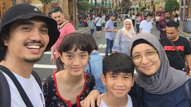 6 Potret Kesederhaan Keluarga Duta Sheila On 7 saat Liburan, Jarang Pamer Foto