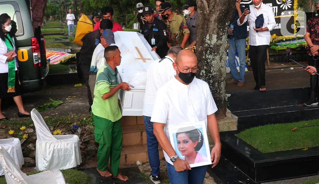 <p>Aditya Tumbuan memimpin barisan paling depan yang mengantarkan sang ibu yang juga aktris senior Rima Melati menuju pemakaman di TPU Tanah Kusir, Jakarta Selatan, Sabtu (25/6/2022). Rima Melati dimakamkan satu liang lahat dengan ibunya di TPU Tanah Kusir. (Liputan6.com/Angga Yuniar)</p>