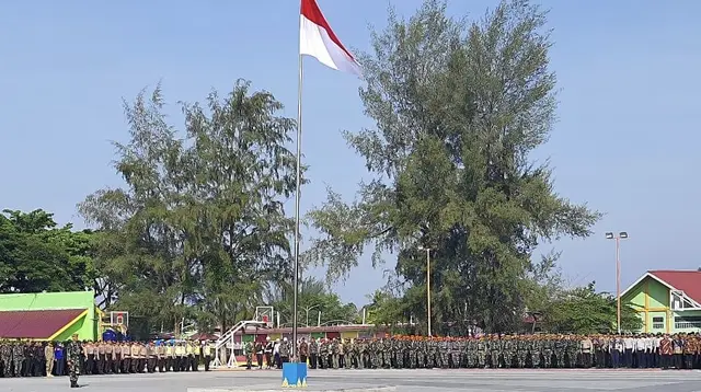 TNI-Polri menggelar apel terkait upacara Hari Lahir Pancasila  yang akan dihadiri Presiden Jokowi di Lapangan Garuda Kompleks Pertamina Hulu Rokan (PHR), Riau. Apel digelar Jumat (31/5/2024). (Foto: Tim Dokumentasi Puspen TNI)