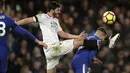 Aksi pemain Crystal Palace, James Tomkins (tengah) menghalau bola dari kejaran pemain Chelsea, Eden Hazard (kanan) pada lanjutan Premier League di Stamford Bridge stadium, London, (10/3/2018). Chelsea menang 2-1.(AP/Matt Dunham)