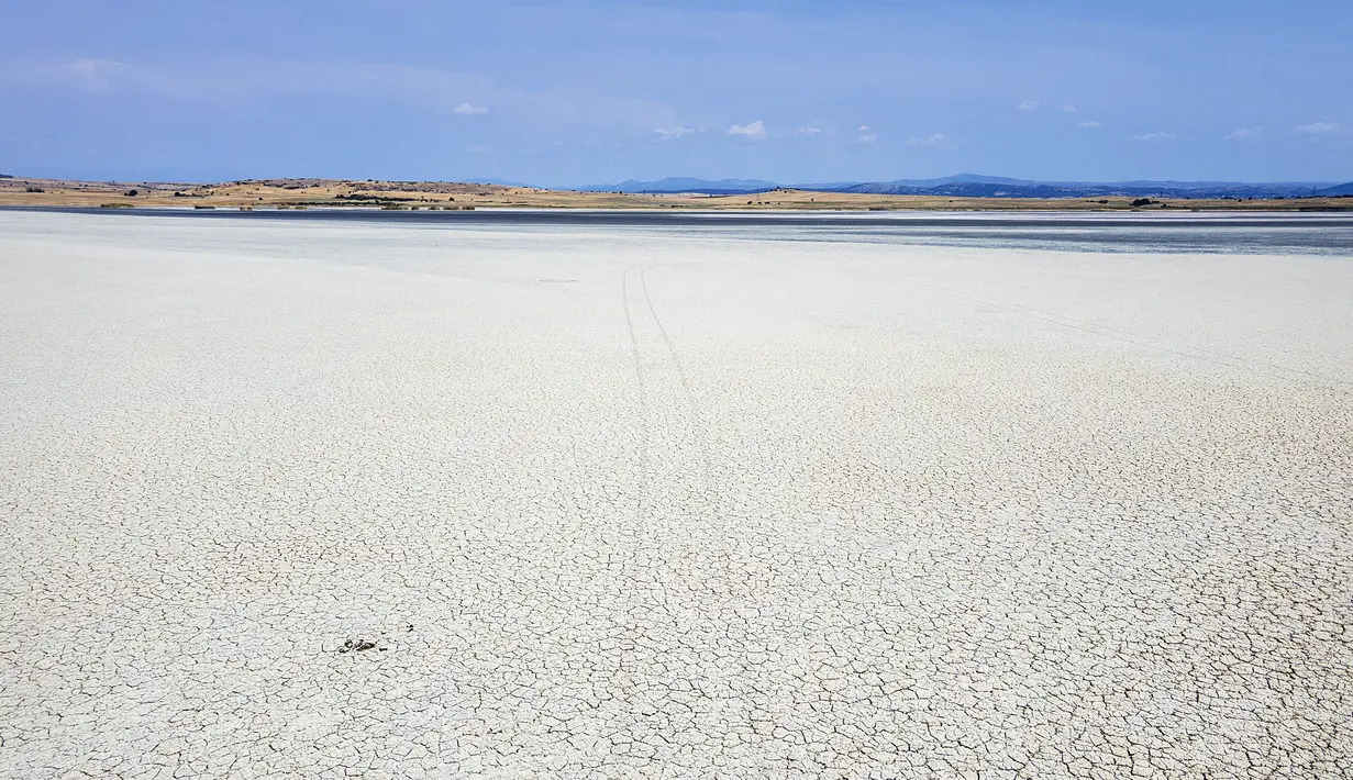 Danau Picrolimni yang mengering terlihat dari atas, di desa Mikrokampos, Yunani utara, 19 Agustus 2024. (AP Photo/Giannis Papanikos)