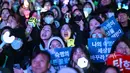 Parlemen Korea Selatan memakzulkan Presiden Yoon Suk Yeol dengan dukungan 204 dari 300 anggota parlemen. Mahkamah Konstitusi Korea Selatan menerima pernyataan pemakzulan dan memiliki waktu enam bulan untuk memutuskan apakah akan mencopot atau mengembalikan jabatannya. Tampak dalam foto, para pengunjuk rasa yang menyerukan penggulingan Presiden Yoon Suk Yeol bereaksi setelah hasil pemungutan suara pemakzulan darurat militer kedua di luar Majelis Nasional di Seoul pada tanggal 14 Desember 2024. (ANTHONY WALLACE/AFP)