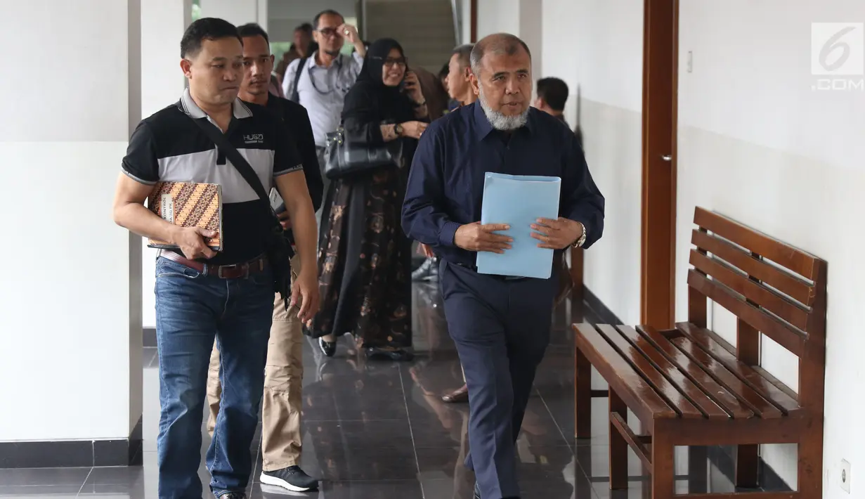 Mantan Hakim Mahkamah Konstitusi, Patrialis Akbar (kanan) bersiap mengikuti sidang permohonan PK ke MA di Pengadilan Negeri Jakarta Pusat, Kamis (8/11).Sebelumnya, Patrialis Akbar divonis 8 tahun penjara. (Liputan6.com/Helmi Fithriansyah)