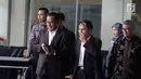 Sapriyanto Refa bersama rekannya tiba di gedung KPK, Jakarta, Jumat (12/1). Fredrich dipanggil KPK untuk diperiksa sebagai tersangka dugaan menghalangi dan merintangi penyidikan kasus e-KTP dengan tersangka Setya Novanto. (Liputan6.com/Faizal Fanani)