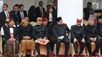 Sejumlah menteri kabinet dan pejabat mengenakan pakaian adat saat mengikuti upacara Hari Lahir Pancasila di gedung Pancasila, Jakarta, Kamis (1/6). Dalam upacara ini menteri Kabinet Kerja kompak mengenakan busana adat Nusantara.(Liputan6.com/Angga Yuniar)