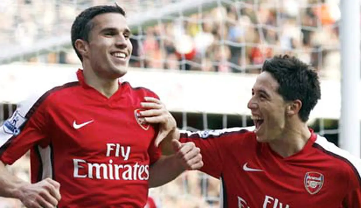 Arsenal&#039;s Robin Van Persie celebrates scoring the second goal with teammate, Samir Nasri during their Premier League match against Everton at Emirates Stadium, on October 18, 2008. AFP PHOTO/Glyn Kirk