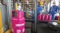 Pekerja melakukan pengisian tabung Bright Gas 5,5 Kg yang dibanderol dengan harga Rp66.000  di Depot and Filling Station LPG Pertamina Plumpang, Jakarta, Selasa (3/11). (Liputan6.com/Angga Yuniar)