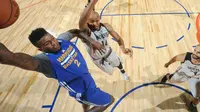 Rookie Golden State Warriors, Jordan Bell (kiri), mulai dibandingkan dengan sang senior, Draymond Green, setelah tampil impresif pada Liga Musim Panas NBA 2017. (Bola.com/Twitter/Warriors)