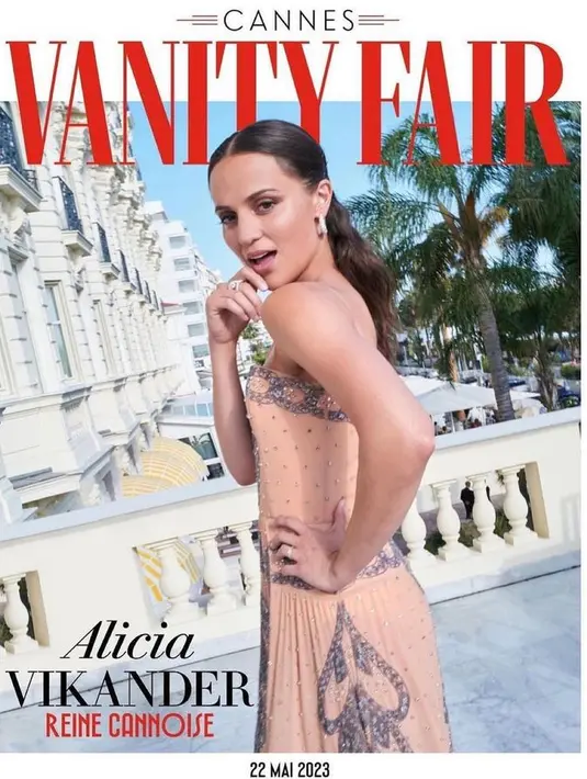 Sementara bibirnya berpalet merah muda lembut dengan riasan mata smokey eye.[Foto: Instagram @lipstickkelly]