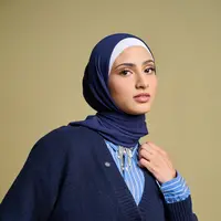 Mulai dari kemeja, celana longgar, hingga sneakers, beberapa fashion item sederhana bisa diandalkan untuk berbagai aktivitas. (Foto/Dok: UNIQLO)