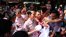 Di lokasi ini, mantan Wali Kota Solo itu membagi-bagikan kaos 'Jokowi-JK' kepada warga, Jakarta, Senin (30/6/14). (Liputan6.com/Andrian M Tunay)