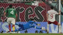 Guillermo Ochoa. Pada matchday pertama Grup C Piala Dunia 2022 (22/11/2022), kiper Timnas Meksiko berusia 37 tahun ini mampu menggagalkan eksekusi penalti striker Polandia, Robert Lewandowski. Ia berhasil menepis tendangan Robert Lewandowski yang diarahkan ke sudut kiri gawang. Laga pun akhirnya berkesudahan imbang 0-0. (AP/Themba Hadebe)