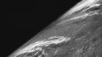 Foto pertama Bumi yang diperoleh dengan menggunakan kamera film yang diikatkan ke sebuah roket (White Sands Missile Range/Applied Physics Laboratory)