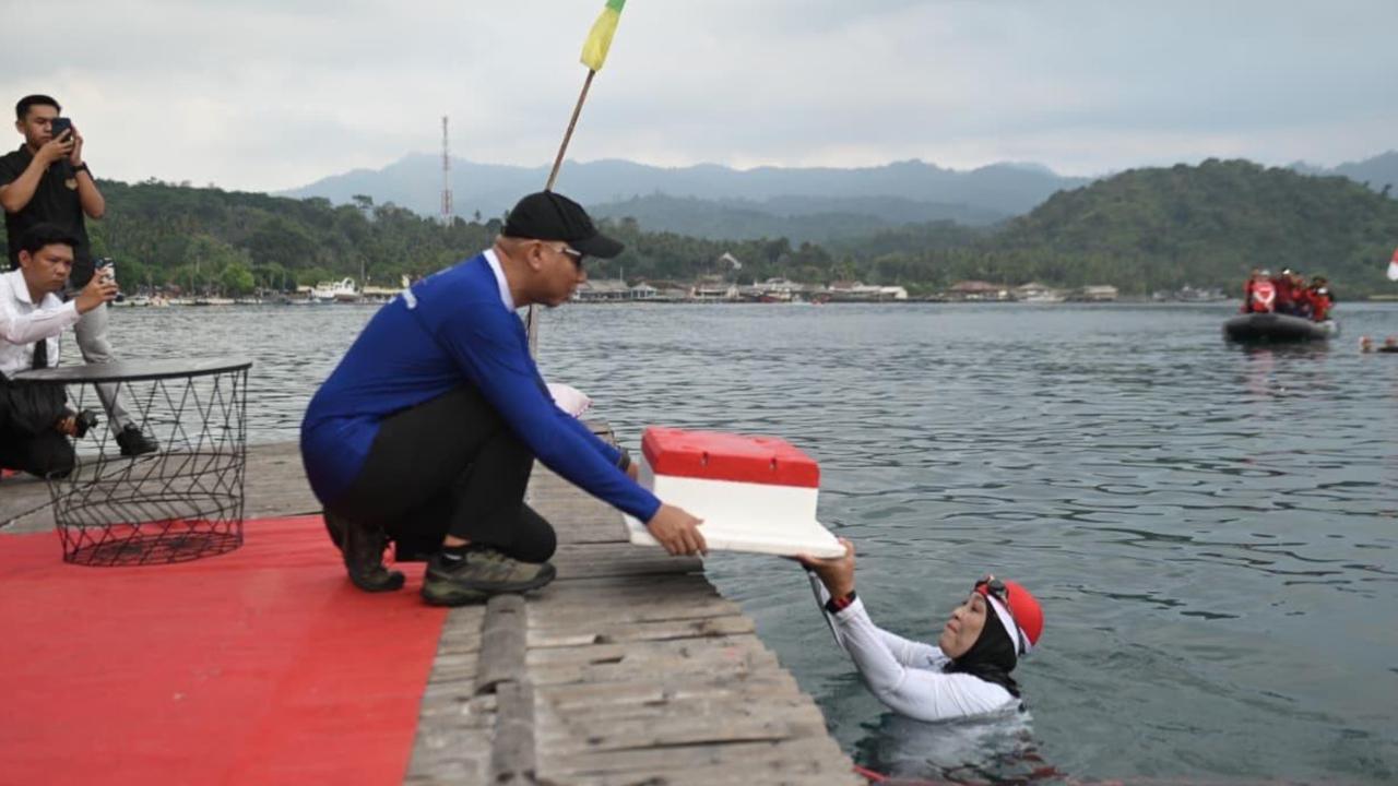 Pecahkan Rekor, Ratusan Perenang Bentangkan Merah Putih di Laut Lampung Bentuk Angka 80 Sambut HUT RI