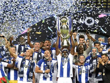 Para pemain FC Porto melakukan selebrasi usai memastikan diri menjadi juara Liga Portugal di Stadion Dragao, Senin (20/7/2020). FC Porto menjuarai Liga Portugal ini untuk yang ke-29 kalinya. (AFP/Miguel Riopa)