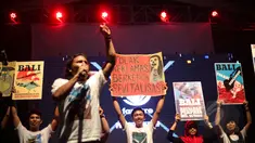 Band Superman Is Dead (SID) menjadi salah satu penampil yang menutup ajang Indonesia Greaser Party 2015 di Plaza Barat Senayan, Jakarta, Minggu (12/4/2015) malam. (Liputan6.com/Faizal Fanani)