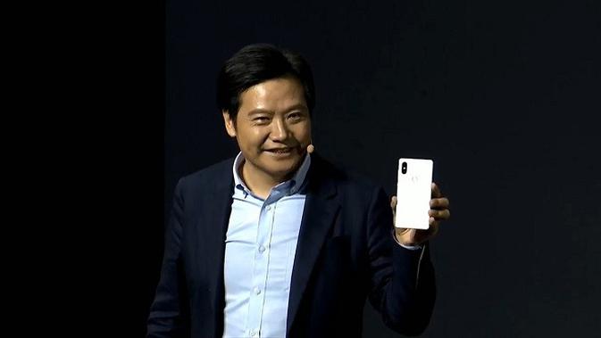 CEO Xiaomi Lei Jun memperkenalkan Mi MIX 2s. Foto: Xiaomi