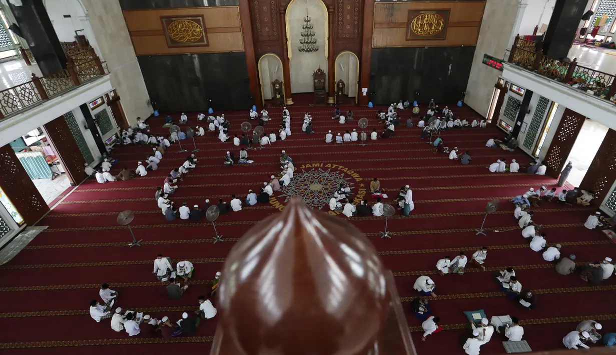 Suasana saat para siswa membaca kitab suci Alquran di Masjid Attaqwa, Bekasi, Jawa Barat, Selasa (4/5/2021). Selama Ramadhan, umat muslim menahan diri dari makan, minum, merokok dan seks dari subuh hingga maghrib. (AP Photo/Achmad Ibrahim)