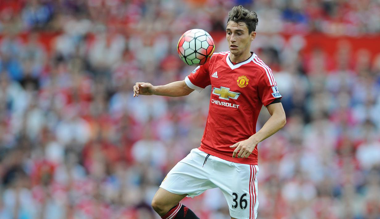 1. Matteo Darmian (Manchester United) -  Bek sayap yang mampu bermain di posisi kanan dan kiri ini sering dikaitkan dengan Juventus. Namun Juventus akan sulit membawa Darmian ke Turin karena masih menjadi andalan Mourinho. (EPA/Peter Powell)