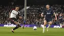 Pemain Fulham, Rodrigo Muniz, mencetak gol ke gawang Tottenham Hotspur pada laga Liga Inggris di Stadion Craven Cottage, Minggu (17/3/2024). (Adam Davy/PA via AP)
