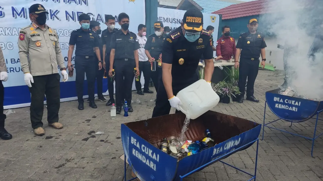 Pihak Bea Cukai Kendari memusnahkan rokok dan miras ilegal senilai Rp 4,2 miliar hasil tangkapan selama hampir setahun. (Liputan6.com/Ahmad Akbar Fua)
