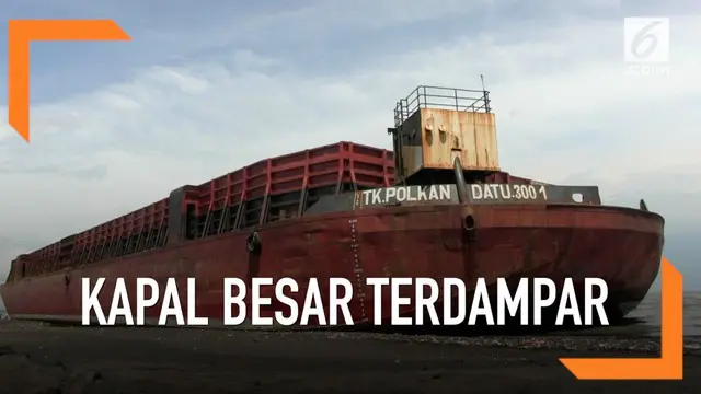 VIDEO: Diempas Ombak, Kapal Besar Terdampar