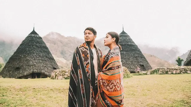 Momen Liburan Awkarin di Wae Rebo NTT, Hiking 3 Jam Demi Foto Bareng Bintang. (Sumber: Instagram/awkarin)