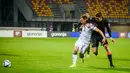 Pemain Latvia Alvis Jaunzems (kiri) berebut bola dengan pemain Belanda Guus Til pada pertandingan sepak bola kualifikasi Grup G Piala Dunia 2022 di Stadion Daugava, Riga, Latvia, 8 Oktober 2021. Belanda menang 1-0. (Gint Ivuskans/AFP)