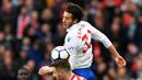 Bek Arsenal Shkodran Mustafi berebut bola dengan gelandang Stoke City Ramadhan Sobhi saat pertandingan Liga Inggris di Stadion Emirates, London (4/1). (AFP Photo/Oliver Greenwood)