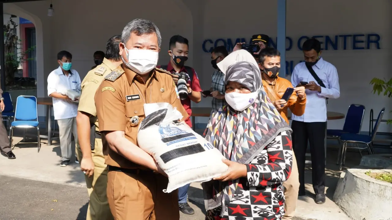 Bupati garut Rudy Gunawan secara simbolis memberikan bantuan sosial berupa beras dari pemerintah pusat bagi perwakilan KPM PKH di Garut.