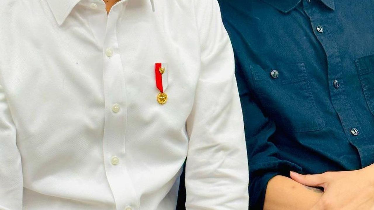 Lirikan Desta ke Presiden Jokowi Bikin Eks Menteri Bereaksi 'Elu Mah Ngeselin Gayanya