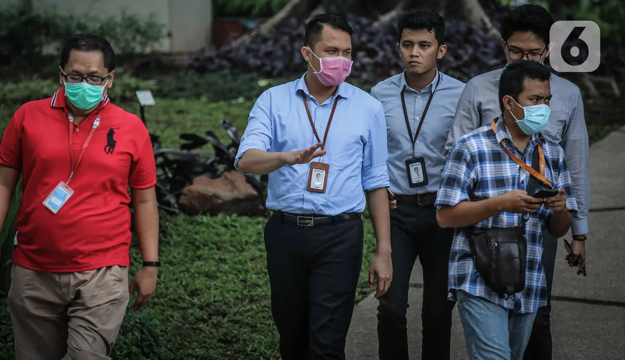 Sejumlah karyawan menggunakan masker saat beraktifitas di luar kantor di Jakarta, Senin (2/3/2020). Usai diumukan Presiden Jokowi bahwa ada 2 WNI yang terkena virus corona, banyak para pekerja menggunakan masker saat beraktifitas. (Liputan6.com/Faizal Fanani)