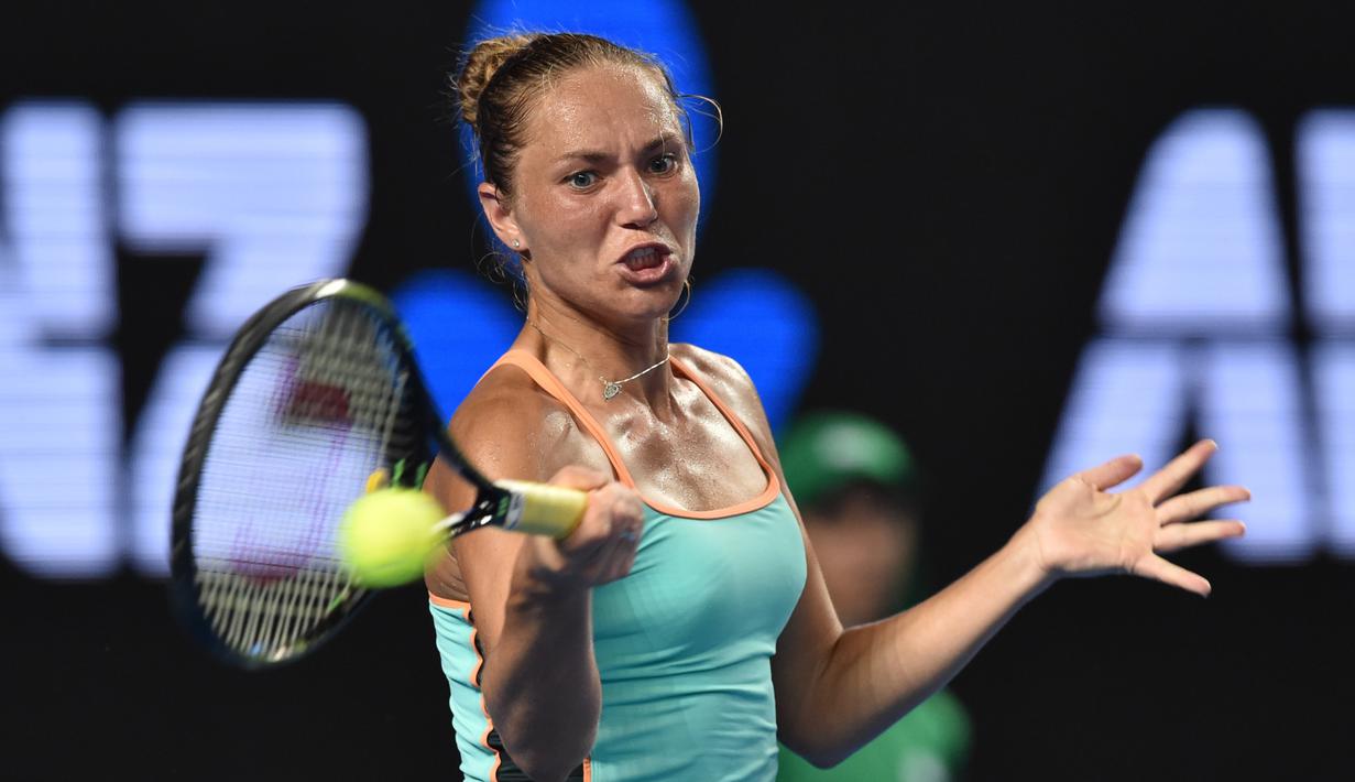 Petenis putri asal Ukraina Kateryna Bondarenko mengembalikan bola pukulan lawannya asal Rusia Svetlana Kuznetsova pada pertandingan babak kedua Australia Terbuka di Melbourne, Australia, (20/1/2016). (AFP/SAEED KHAN)