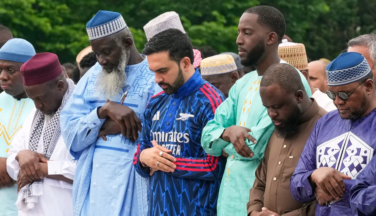 Gaya unik ditampilkan Wali Kota New York, Zohran Mamdani saat mengikuti salat Idul Adha pada Rabu (27/05/2026) waktu setempat. (AP Photo/Richard Drew)