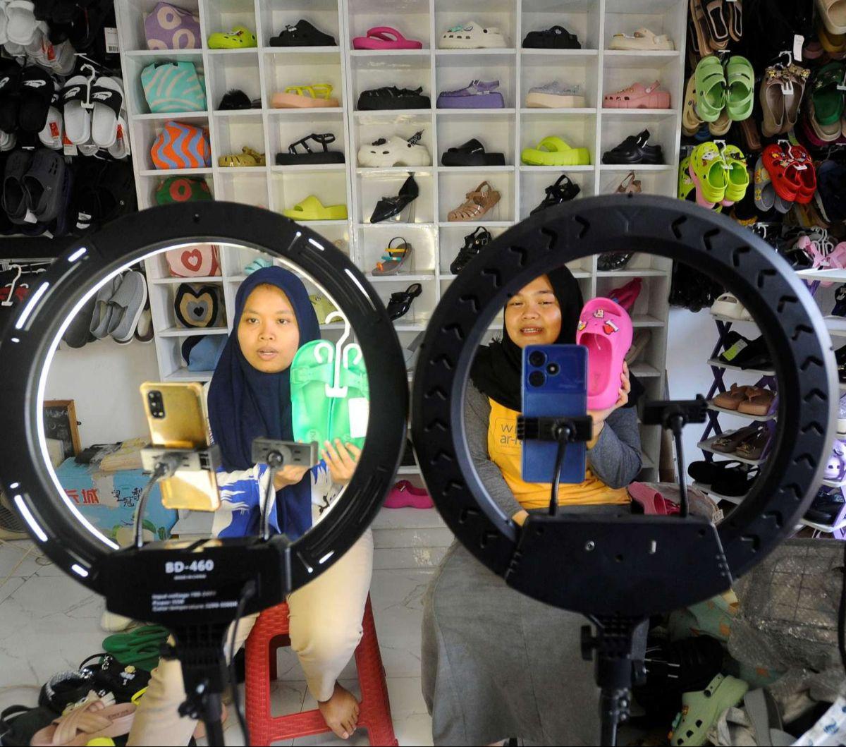 Pedagang berjualan melalui siaran langsung atau <i>live streaming</i> di NShopZ di kawasan Cinere, Depok, Jawa Barat, Selasa (19/12/2023). Setelah sempat ditutup, TikTok akhirnya resmi membuka kembali fitur berbelanja di dalam aplikasi sejak 12 Desember l