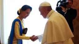 Penasihat Negara Myanmar dan Menteri Luar Negeri Aung San Suu Kyi bersalaman dengan Paus Fransiskus di Vatikan (4/5). Vatikan dan Myanmar secara resmi sepakat untuk membangun hubungan diplomatik. (AFP Photo/Pool/Tony Gentle)