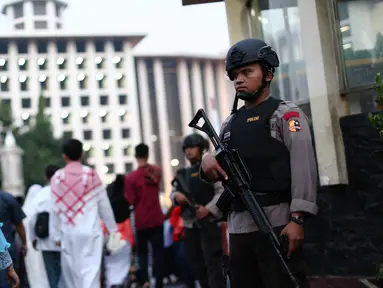 Anggota Brimob bersenjata lengkap berjaga di area Masjid Istiqlal, Jakarta, Rabu (6/7). Pengamanan ketat dilakukan untuk mengantisipasi dan membuat rasa aman jemaah dalam melaksanakan salat Idul Fitri 1437 H. (Liputan6.com/Faizal Fanani)