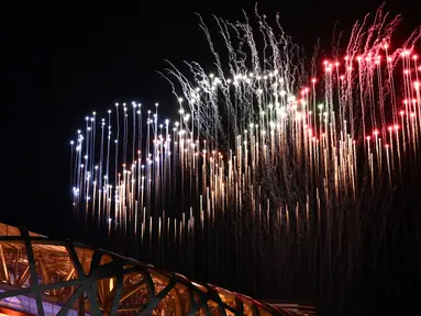 Pemandangan umum kembang api berbentuk Cincin Olimpiade menerangi langit di atas Stadion Nasional, yang dikenal sebagai Stadion Bird's Nest, selama upacara pembukaan Olimpiade Musim Dingin Beijing 2022 di Beijing, pada 4 Februari 2022. (AFP/Jeff Pachoud)