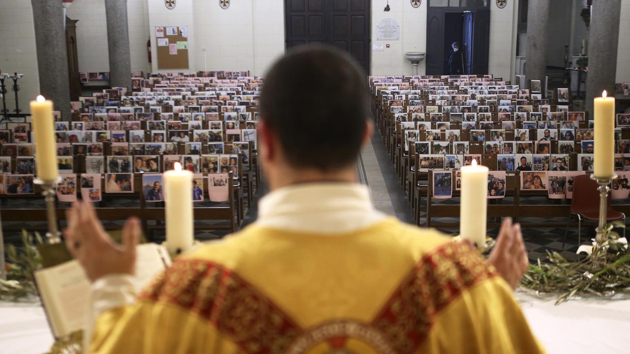 Ibadah Misa Dihadiri Foto Jemaat di Prancis