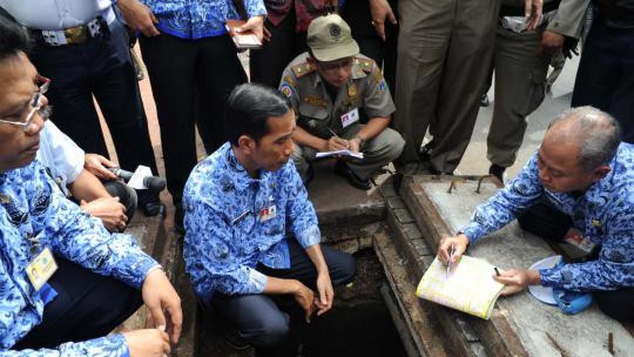Berseragam Korpri, Jokowi nekat masuk ke gorong-gorong 