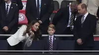 Kate Middleton, Pangeran George dan Pangeran William saat menyaksikan laga final Euro 2020 di Wembley Stadium, London, Inggris. (FRANK AUGSTEIN / POOL / AFP)