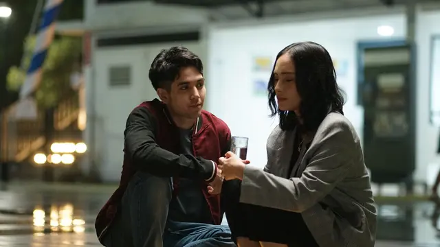 Salah satu adegan serial Tiba Tiba Brondong dibintangi Tatjana Saphira dan Fadi Alaydrus. (Foto: Dok. Viu)