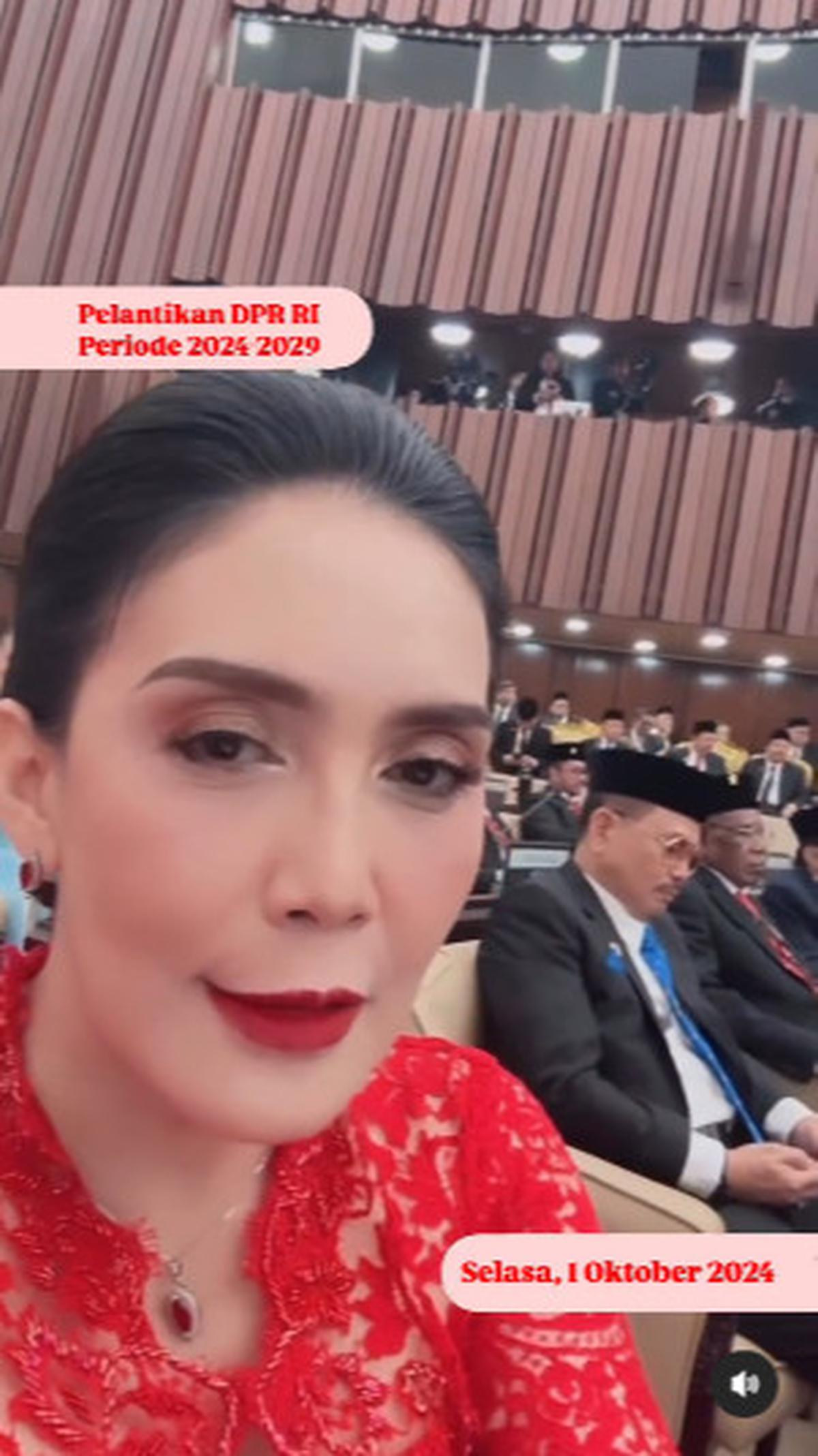 Rieke 'Oneng' Tampil Anggun Pakai Kebaya Merah saat Ucapkan Sumpah Jabatan